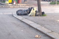 Regalo di Natale per i residenti piazzetta dell' Annunziata: tornano i rifiuti a gogò
