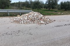 Andria, sversamenti illegali di materiali edili direttamente in strada