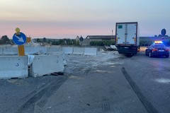 Rotatoria distrutta: Camion contro new jersey sulla provinciale allo svincolo di Montegrosso