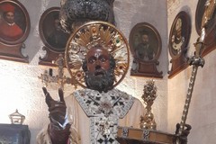 Due artisti di Andria effettuano il restauro della statua di San Nicola di Bari
