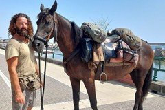 Cristian Moroni gira l’Italia a cavallo per beneficenza: il 10 gennaio cena solidale anche ad Andria