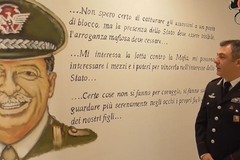 Il Generale Dalla Chiesa all’ingresso dell’ufficio del Comandante dei Carabinieri della Bat