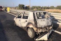 Auto in fiamme sull'Andria Barletta: conducente rimane illeso con l'auto avvolta dal fuoco