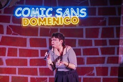 Domenica di risate in Officina: torna Velia Lalli, la santa patrona della stand up comedy