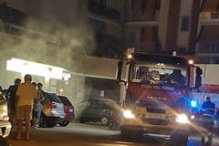 Incendio in un box auto su via vecchia Barletta: fiamme e tanto fumo ma nessun ferito