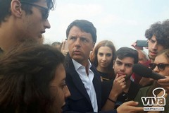Angelo Frisardi consegna una missiva al segretario del PD, Matteo Renzi