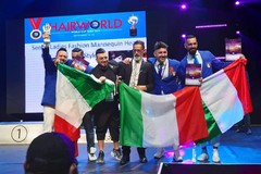 Mario Piccininno e la sua squadra sul podio del Campionato Mondiale di Parigi