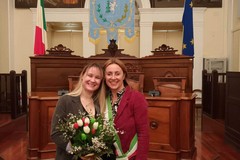Il sindaco di Andria riceve donna ucraina per la cittadinanza italiana