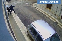 Picchia passante per le vie del centro città di Andria: arrestato dalle "volanti" della Polizia di Stato