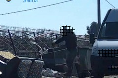 Rifiuti abbandonati su suolo pubblico ad Andria: identificato con una fototrappola
