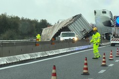 Mezzo pesante si ribalta sull’A14: tratto chiuso tra Canosa e Andria