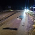 Scongiurato pericolo alla circolazione stradale per grosso pezzo di copertone di camion sull'Andria-Canosa di Puglia