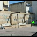 Verso un cambiamento di mentalità: ripulite le panchine di via Manara