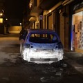 Auto in fiamme in via Ernandez della Torre: sul posto Vigili del Fuoco e Polizia di Stato