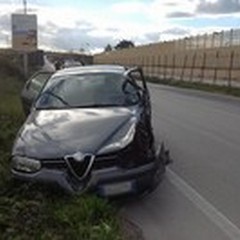 Auto incidentata abbandonata davanti al carcere di Trani