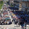 Cammino delle confraternite: un fiume colorato di fede e tradizione invade Bisceglie