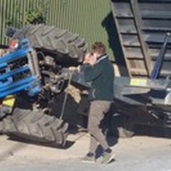 Schiacciato sotto il rimorchio del trattore: ferito un agricoltore 51enne