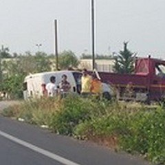 Furgone contro camion in tangenziale: un coratino in codice rosso