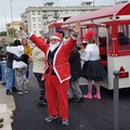 Babbo Natale a bordo del Trenino della Felicità: tanti regali per i bambini nel quartiere San Valentino