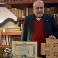 Il restauratore andriese Giuseppe Marzano realizza una nuova croce come simbolo di pace