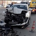 Incidente sulla Trani-Andria: auto si schianta contro un cantiere stradale