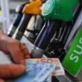 Caro benzina: il 2023 si apre con la fine dello sconto di 18 centesimi