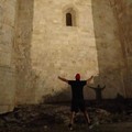 “Metroman” torna in Puglia: il cantante posta su Fb una sua foto ai piedi del Castel del Monte