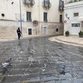 Furgone perde olio in piazza Catuma e ciclista cade fratturandosi un braccio