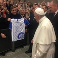 La Fidelis abbraccia Papa Francesco