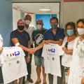 All'ospedale di Bisceglie le magliette celebrative della Bandiera Blu 2022 donate da imprenditori andriesi