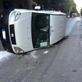 Incidente tra corso Cavour e via Torino: furgone si cappotta