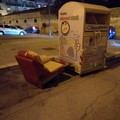 Rifiuti ingombranti lasciati ovunque: abbandonata una poltrona in via Capuana