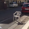 Garantirsi il posto auto con sedie e carrelli è vietato?
