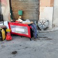 Piazza San Ciriaco ad Andria si trasforma in discarica a cielo aperto