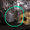 Salvi grazie alle cinture di sicurezza dopo collisione con un grosso cinghiale