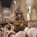 La statua della Madonna dei Miracoli portata in processione dal suo Santuario alla Cattedrale