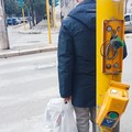 Inciviltà urbana: vandalizzato semaforo pedonale di via Firenze