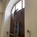 Gattino rimasto intrappolato salvato dall'intervento della Polizia Locale