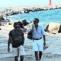 Francesco Giorgino si gode le vacanze a Trani: pomeriggio in compagnia sulla scogliera
