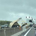 Mezzo pesante si ribalta sull’A14: tratto chiuso tra Canosa e Andria
