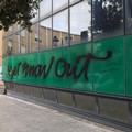 Impazzano le scritte spray sui muri della città: colpito anche il Palazzo degli Uffici