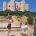 Un amore da favola a Castel del Monte: la romantica proposta di matrimonio del turista olandese