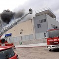 Incendio in un'azienda di Barletta, le precauzione da adottare nel raggio di tre chilometri