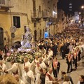 Folla di fedeli alla processione notturna per il trasferimento del simulacro della Madonna dei Miracoli