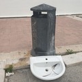 "Il zozzone non va in quarantena ": un lavabo abbandonato per strada in zona SS. Sacramento