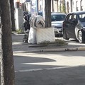 Vecchi materassi abbandonati in pieno giorno su via Annunziata