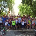 Una festosa biciclettata attraversa il quartiere della SS. Trinità