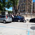 Sbanda con la propria autovettura e danneggia tre auto in sosta: incidente in via Padre N. Vaccina