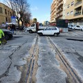 Lavori preparatori interramento ferroviario: rimossi all'alba i cordoli del passaggio a livello di via Martiri di Cefalonia