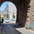 Guano nauseabondo sotto l'arco di Porta Sant'Andrea:  "Urge intervento di pulizia "